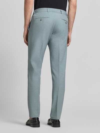Männermodel trägt Hose mit Bügelfalten und Schnürung Modell 'SpartaFlex' von Zuitable, hellblau, glatte Textur, Ganzkörperansicht Rückansicht. Material-Mix mit Viskose, Slim Fit, Bundweite 44 cm, Innenbeinlänge 85 cm.
