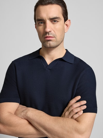 Męski model nosi Strickshirt mit Polokragen und V-Ausschnitt von Christian Berg Men, bawełna, krój regular fit, granat, zbliżenie na górę ciała.