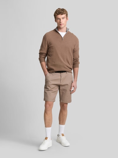 Männermodel trägt Regular Fit Chinoshorts aus Baumwoll-Mix von Tom Tailor Denim in Bi-Color Optik mit Gürtel und seitlichen Eingrifftaschen, Ganzkörperansicht von vorne.