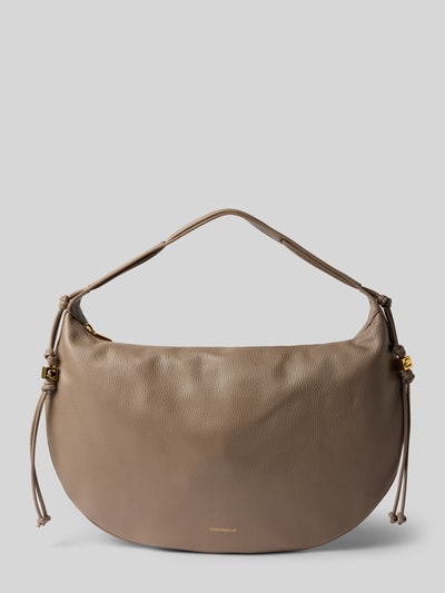Produktfoto, Shoulder Bag mit Logo-Print Modell 'Thess' von Coccinelle in Taupe mit goldfarbenen Details, feine Lederstruktur, Kontext: Damen Shoulder Bag, Hauptfach mit Reißverschluss, Trageriemen mit Tunnelzug, Maße ca. 40x31x6 cm, Schulterriemen ca. 50 cm.