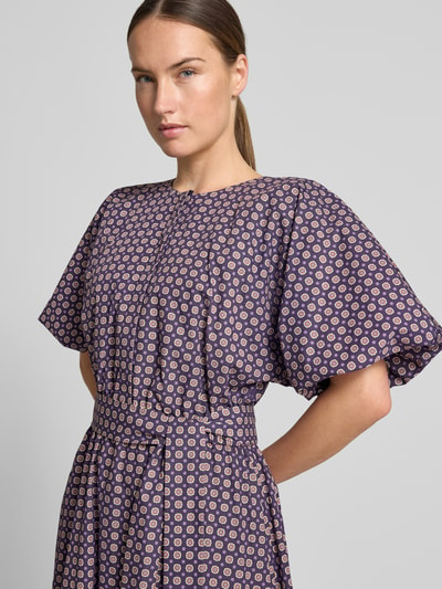 Frauenmodel trägt Midikleid im Allover-Look mit Bindegürtel von Rich & Royal in Lila, reine Baumwolle, Nahaufnahme Oberkörper.