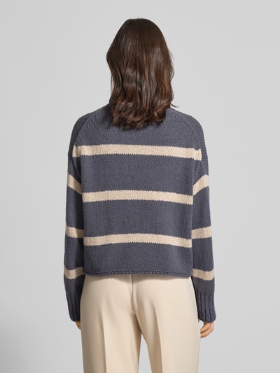 Frauenmodel trägt Regular Fit Strickpullover aus Baumwoll-Mix von Marc O'Polo, Optik: Unifarben, Rundhals, Langarm, Strickstruktur, Ganzkörperansicht Rückansicht.