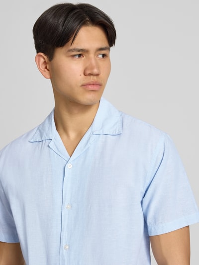 Männermodel trägt Regular Fit Freizeithemd aus Baumwoll-Leinen-Mix von Jack & Jones in Hellblau, Knopfleiste, Nahaufnahme Oberkörper. Modell 'BREEZE', Reverskragen, Rückenlänge 71 cm, Schulterbreite 50 cm, Ärmellänge 26 cm.