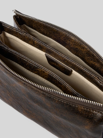 Produktfoto, Purse mit geteilten Hauptfach Modell 'Nina' von LIEBESKIND BERLIN, Strukturmuster, Reißverschluss, Breite 25 cm, Länge 15 cm, Tiefe 7 cm, schmaler Schulterriemen, Innenansicht mit geteiltem Hauptfach, braun-beige Farbtöne
