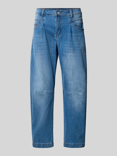 Produktfoto, Barrel Jeans im 5-Pocket-Design von Buena Vista in mittelblauem Baumwoll-Mix mit Viskose-Anteil, gerade Schnittform, sichtbare Knopf- und Reißverschlussdetails, glatte Denim-Textur, Barrel Fit, Größe S: Bundweite 41 cm, Innenbeinlänge 71 cm.