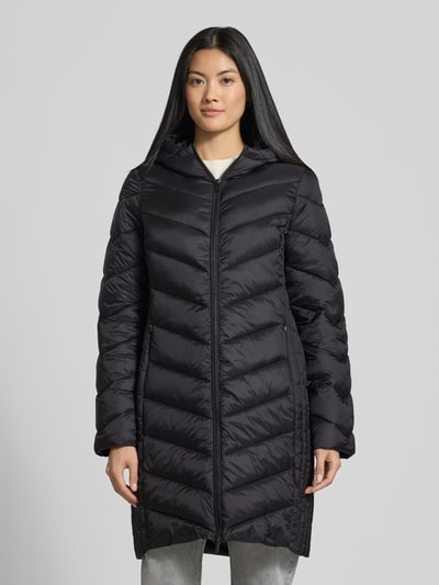 Frauenmodel trägt czarny, jednokolorowy Slim Fit Puffer Coat mit Steppnähten von Jake*s Casual, stójka z kapturem, długi rękaw, zamek błyskawiczny dwustronny, kieszenie zapinane na zamek błyskawiczny, wykończenie: prosty dół, materiał: pikowanie, Ganzkörperansicht von vorne.