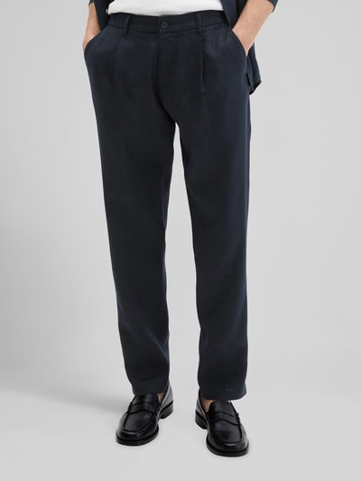 Männermodel trägt Tapered Leinenhose mit Gürtelschlaufen Modell 'OSBY JOGGER' von Marc O'Polo, Unifarben, Bundfalte, reines Leinen, Eingrifftaschen, Ganzkörperansicht von vorne.