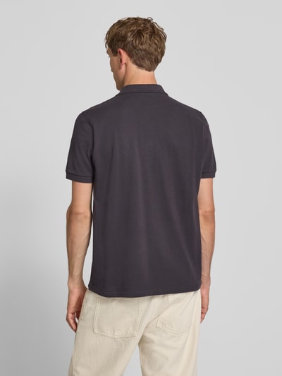 Männermodel trägt Slim Fit Poloshirt mit Label-Stitching Modell 'Hampton' von PROHIBITED aus reiner Baumwolle, Rückenansicht, Ganzkörperansicht Rückansicht.