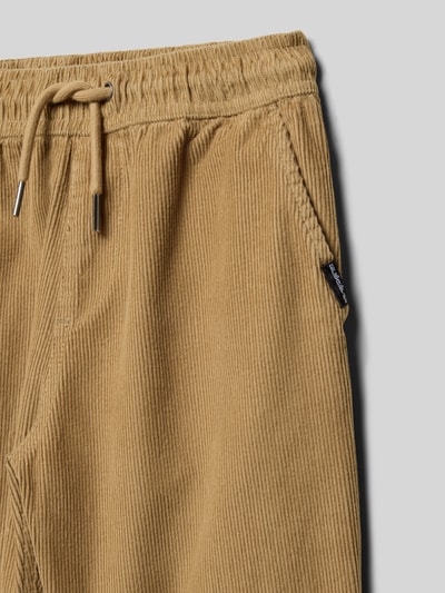 Produktfoto, sztruksowe spodnie dziecięce Cordhose mit elastischem Bund Modell 'TAXER' od Quiksilver, bawełna, regular fit, beżowa faktura, kieszenie, widoczny elastyczny pas, widoczny tunel ściągający, zbliżenie na pas i kieszeń.