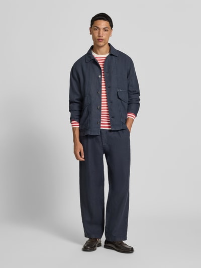 Männermodel trägt Longsleeve aus Leinen-Mix von Closed, Regular-Fit, Rundhalsausschnitt, Strick-Optik, Ganzkörperansicht von vorne.