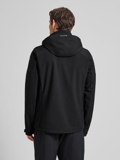 Męski model nosi Regular Fit kurtka z kapturem model 'BARMSTEDT' od Icepeak, czarny kolor, stójka, kieszeń na rękawie, wpuszczane kieszenie, zamek błyskawiczny, nadruk z logo, długość tyłu w rozmiarze 50: 78 cm, szerokość ramion w rozmiarze 50: 43 cm, szerokość w rozmiarze 50: 54 cm, długość rękawów w rozmiarze 50: 71 cm, widok całej sylwetki z tyłu.