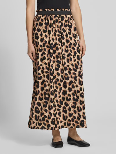 Frauenmodel trägt Ausgestellter Maxi-Rock aus reiner Viskose Modell 'VENEDIG' von Only mit Animal Print in Braun und Schwarz, Nahaufnahme Unterkörper.