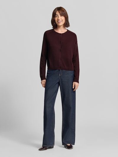 Vrouwenmodel draagt regular fit gebreid jack uit pure katoen model 'Ann' van Brax in donkerrood, eenvoudige vormen, Dames, Ganzkörperaanzicht van voren.