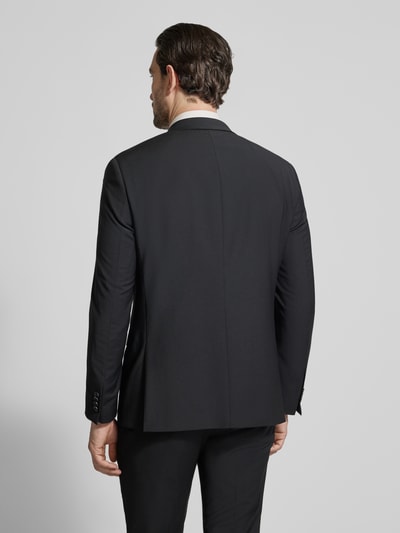 Mężczyznamodel nosi Slim Fit 2-Knopf-Sakko mit Pattentaschen von HECHTER PARIS, czarny, mieszanka żywej wełny z dodatkiem streczu, kołnierz z połami, kieszenie z patką, długość tyłu w rozmiarze 50: 73 cm, szerokość ramion w rozmiarze 50: 46 cm, długość rękawów w rozmiarze 50: 65 cm, krój slim fit, widok całej sylwetki od tyłu