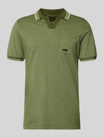 Produktfoto, Regular Fit Poloshirt aus reiner Baumwolle Modell 'OPEN COLLAR POLO' von s.Oliver RED LABEL in meliertem Olivgrün, Piqué-Struktur, Polokragen mit V-Ausschnitt, kurze Ärmel mit geripptem Abschluss, Brusttasche, dezentes Label Stitching