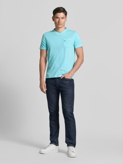 Männermodel trägt Regular Fit T-Shirt mit V-Ausschnitt von Lerros aus reiner Baumwolle, hellblau, Brusttasche, Ganzkörperansicht von vorne.
