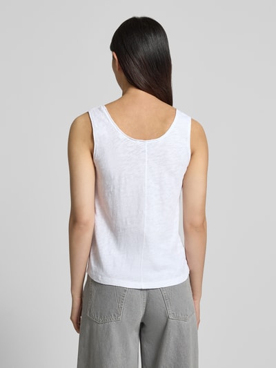 Frauenmodel trägt Regular Fit Top aus reiner Baumwolle von Marc O'Polo, unifarben weiß, ärmellos, Rundhalsausschnitt, Ganzkörperansicht Rückansicht.