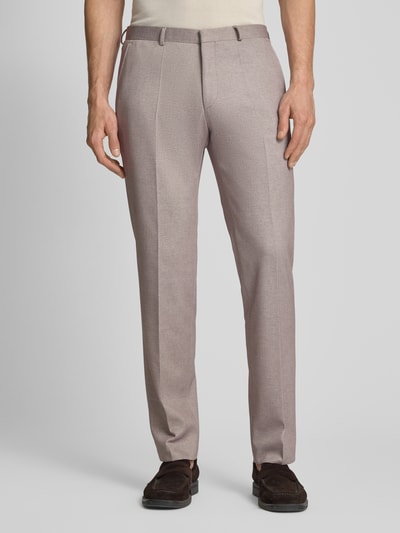 Männermodel trägt Regular Fit Anzug mit Reverskragen und Bügelfalte von Roy Robson in hellem Beige, Material-Mix, Nahaufnahme Oberschenkel bis Fuß.