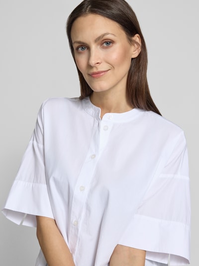 Frauenmodel trägt Boxy Fit Bluse mit Rundhalsausschnitt Modell 'Fibana' von OPUS PANTS aus Reine Baumwolle, Nahaufnahme Oberkörper.