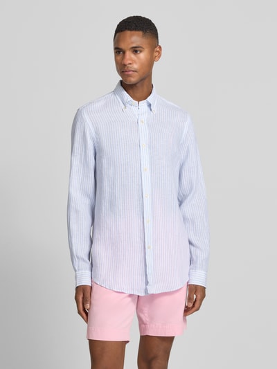 Männermodel trägt Regular Fit Freizeithemd aus reinem Leinen von Polo Ralph Lauren, mehrfarbig gestreift, ganzkörperansicht von vorne.