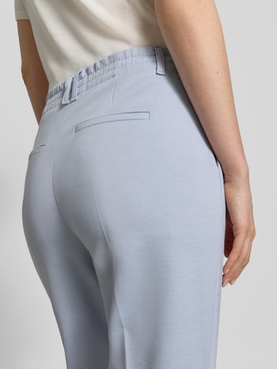 Kobiece modelka nosi Hose mit Bügelfalten und Gesäßtaschen Modell 'SEARCH' od Drykorn, jasnoniebieski, materiał z domieszką wiskozy, krój slim fit, kieszenie z tyłu, Szerokość w rozmiarze 27/34: 68 cm, długość nogawki wewnętrznej: 28 cm, detaliczne ujęcie tylnej części ciała