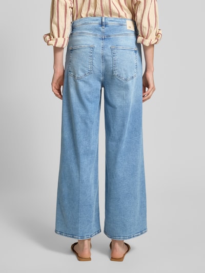Modelka kobieca nosi Wide Leg Jeans in verkürzter Passform Modell 'SVENTY 7/8' od Raffaello Rossi, mieszanka bawełny i lyocellu, efekt znoszenia, szerokość w rozmiarze 36: 39 cm, długość wewnętrzna nogawki w rozmiarze 36: 70 cm, widok całej sylwetki z tyłu.
