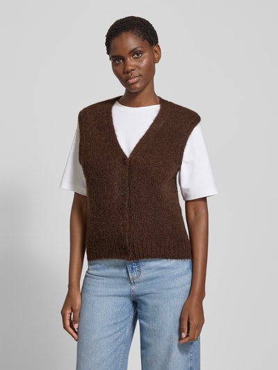 Frauenmodel trägt Weste aus Alpaka-Mix mit V-Ausschnitt Modell 'JEANNE' von Samsøe Samsøe, braun, Knopfleiste, Regular Fit, Ganzkörperansicht von vorne.