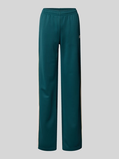 Produktfoto, Sweatpants mit elastischem Bund und Label-Stitching von New Balance in Dunkelgrün mit weißen Seiteneinsätzen, Relaxed-Fit, Eingrifftaschen, Innenbeinlänge bei Größe S 80 cm, glatte Textur