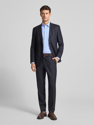 Männermodel trägt Slim Fit Businesshemd aus Twillgewebe mit extra langem Arm von OLYMP Level Five, Optik: Unifarben, Ganzkörperansicht von vorne.
