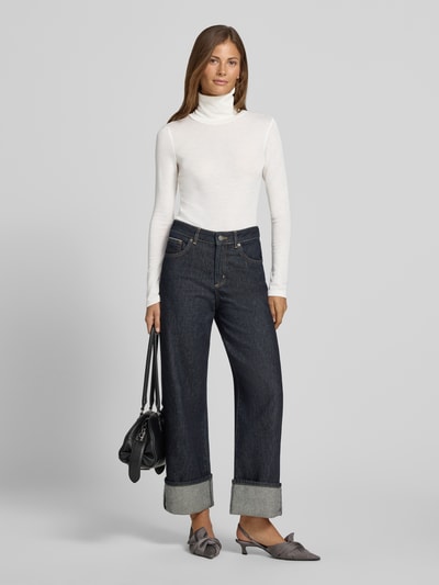 Vrouwenmodel draagt Feines Rollkragenshirt aus Wolle van Style Icon Collection in wit, nauwsluitend model, semi-transparante look, puur katoen, col, ruglengte bij maat S: 59 cm, shirt met lange mouwen, voorkant volledig zichtbaar, Ganzkörperansicht von vorne