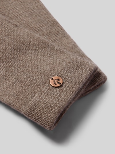 Produktfoto, Handschuhe aus reinem Kaschmir von FRAAS in hellem Braun, gerippte Abschlüsse, Label-Detail, weiche Textur, Damen Handschuhe