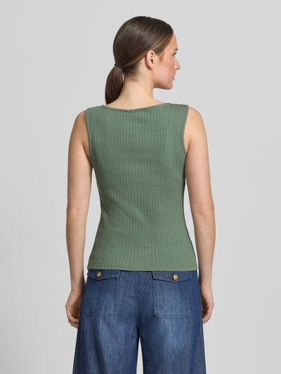 Frauenmodel trägt Slim Fit Tank Top aus Baumwoll-Mix Model 'RUBY' von Vero Moda, unifarben in Grün, breite Träger, Rippstruktur, Ganzkörperansicht Rückansicht.