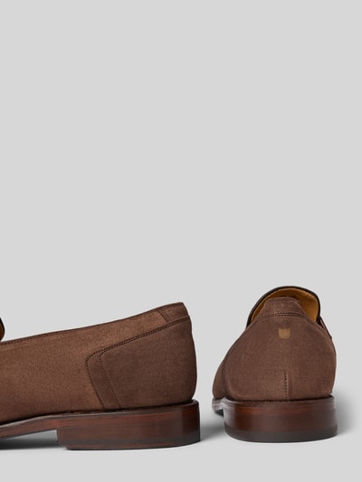 Produktfoto, Loafers aus Leder Modell 'Haywood' von Henry Stevens in Braun, abgerundete Spitze, feine Textur, seitlicher und Rückansicht.
