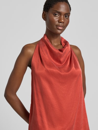 Frauenmodel trägt Blusenshirt aus Viskose-Mix mit Wasserfall-Ausschnitt von Jake*s Collection, rostrot, glatte Textur, Nahaufnahme Oberkörper.