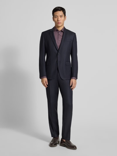 Männermodel draagt Slim Fit Bsuinesshemd aus katoen met Kentkraag van OLYMP Level Five, puur katoen, knoopsluiting, ruglengte 80 cm, schouderbreedte 44 cm, mouwlengte 68 cm, Ganzkörperansicht von vorne.