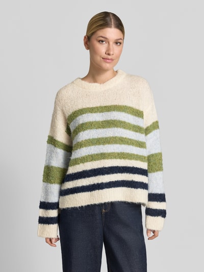 Vrouwenmodel draagt gebreide pullover met ronde hals Model 'BOSELE' van ICHI, katoenmix, loose fit, dames, streeppatroon, volledige voorkant.