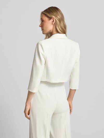 Kobiece model prezentuje Blazer mit 3/4-Arm und offener Front od Rinascimento, biały materiał-mix ze stretchem, krój taliowany, widok całej sylwetki z tyłu.