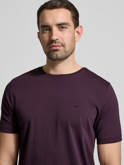 Männermodel trägt T-Shirt mit Rundhalsausschnitt und Label-Stitching von Fynch-Hatton in Dunkelviolett, Reine Baumwolle, Regular-Fit, Nahaufnahme Oberkörper.