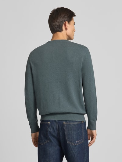Männermodel trägt Regular Fit Pullover aus Baumwoll-Mix mit Schurwoll-Anteil von Marc O'Polo, einfarbig grün, Ganzkörperansicht Rückansicht. Herren Pullover von Marc O'Polo