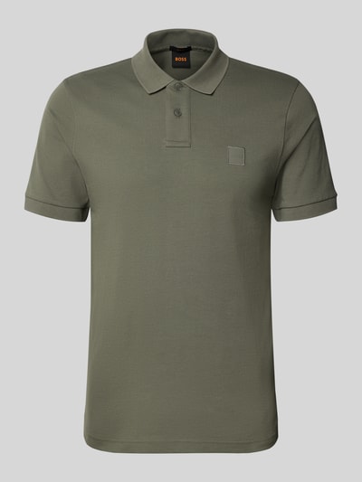 Produktfoto, Slim Fit Poloshirt aus Baumwoll-Mix Modell 'PASSENGER' von BOSS Orange in Olivgrün, unifarben, Label Patch, Piqué-Struktur.