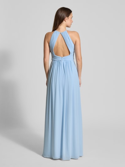 Frauenmodel trägt Abendkleid mit Raffungen von Jake*s Cocktail in Hellblau, Maxilänge, Rückenausschnitt, Rückansicht Ganzkörperansicht.
