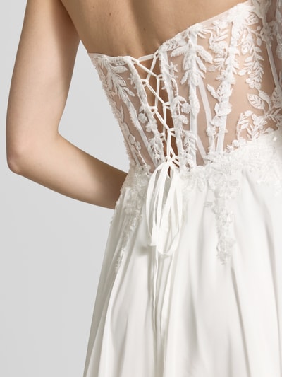 Frauenmodel trägt sukienka gorsetowa im Off-Shoulder-Look von Luxuar aus szyfon, hafty, taliowany krój, długa sukienka, detailaufnahme Rücken