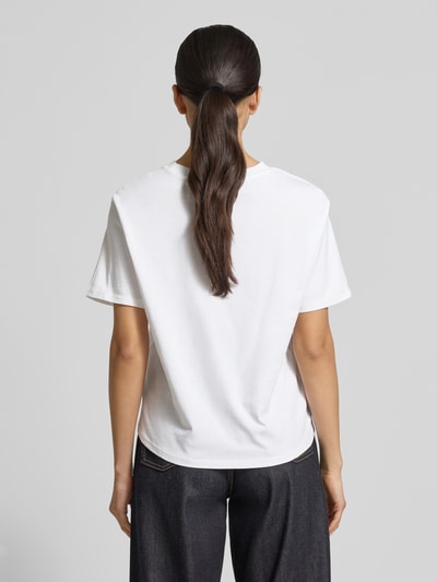 Modelka kobieca nosi Boxy Fit T-Shirt aus reiner Baumwolle od Tom Tailor Denim, biały, krótki rękaw, bawełna, widok całej sylwetki od tyłu.