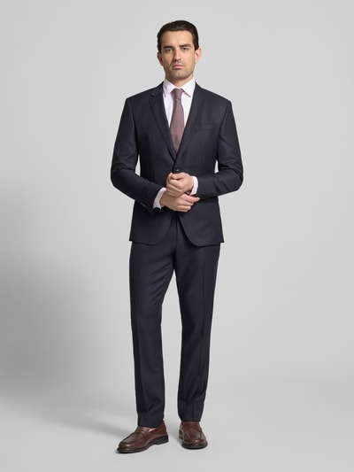 Männermodel trägt Slim Fit Business-Hemd mit Kentkragen und extra langem Ärmel von Jake*s, Material-Mix mit Stretch-Anteil, Ganzkörperansicht von vorne.