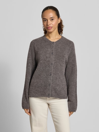 Kobiece model prezentuje Regular Fit Strickjacke aus Woll-Mix mit Alpaka-Anteil Modell 'LULU NEW' von Selected Femme, jednokolorowy, krój regular fit, zapięcie na guziki, długi rękaw, prążkowane wykończenia, dzianina, mieszanka wełny, ujęcie całej sylwetki z przodu.