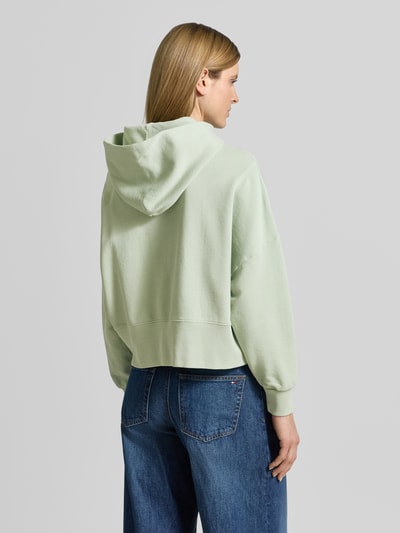 Frauenmodel trägt Relaxed Fit Hoodie aus reiner Baumwolle von Marc O'Polo, Optik: Unifarben, Kapuze, Langarm, Sweat, Ganzkörperansicht Rückansicht.