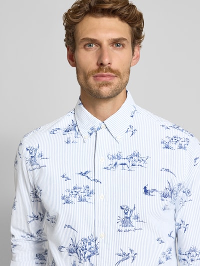Männermodel trägt Custom Fit Freizeithemd aus reiner Baumwolle von Polo Ralph Lauren, weiß-blau gemustert mit feinen Streifen, Nahaufnahme Oberkörper, Herren Freizeithemd von Polo Ralph Lauren.