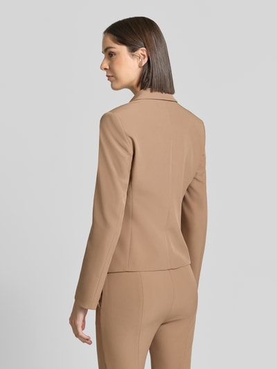 Frauenmodel trägt Regular Fit Kurzblazer mit Reverskragen Modell 'Agonia' von HUGO in Beige, glatte Struktur, Damen Kurzblazer, Ganzkörperansicht Rückansicht.