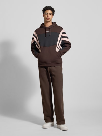 Mannenmodel draagt Straight Fit Sweatpants met Logo-Stitching van adidas Originals, pure katoen, elastische taille, volledig lichaam vooraanzicht.