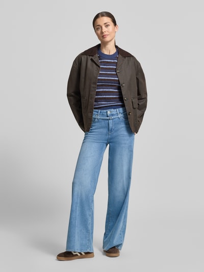 Kobiece model prezentuje Wide Fit Jeans mit Lyocell-Anteil Modell 'Sventy' von Raffaello Rossi, mieszanka bawełny i lyocellu, krój wide fit, odpinana materiałowa tasiemka, 5 kieszeni, wzór z logo, zapięcie na guzik i zamek błyskawiczny, szerokość w rozmiarze 36: 38 cm, długość wewnętrzna nogawki w rozmiarze 36: 80 cm, jasnoniebieski denim, gładka tekstura, pełny widok z przodu.